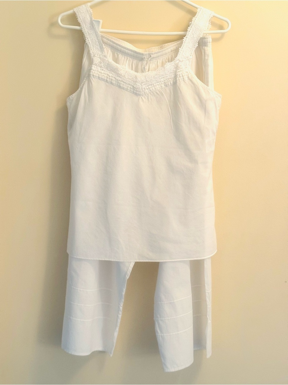 EILEEN WEST 100% Cotton White Sleeveless Top With 3/4 Pants Pajamas